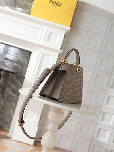 フェンディバッグ背面デザイン